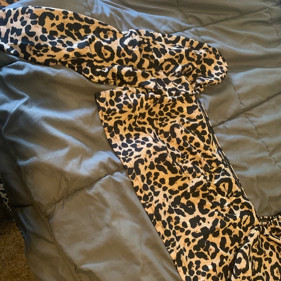 Leopard crop top off shoulders - Picture 3 of 3